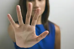 Eine Frau zeigt die Stop-Hand