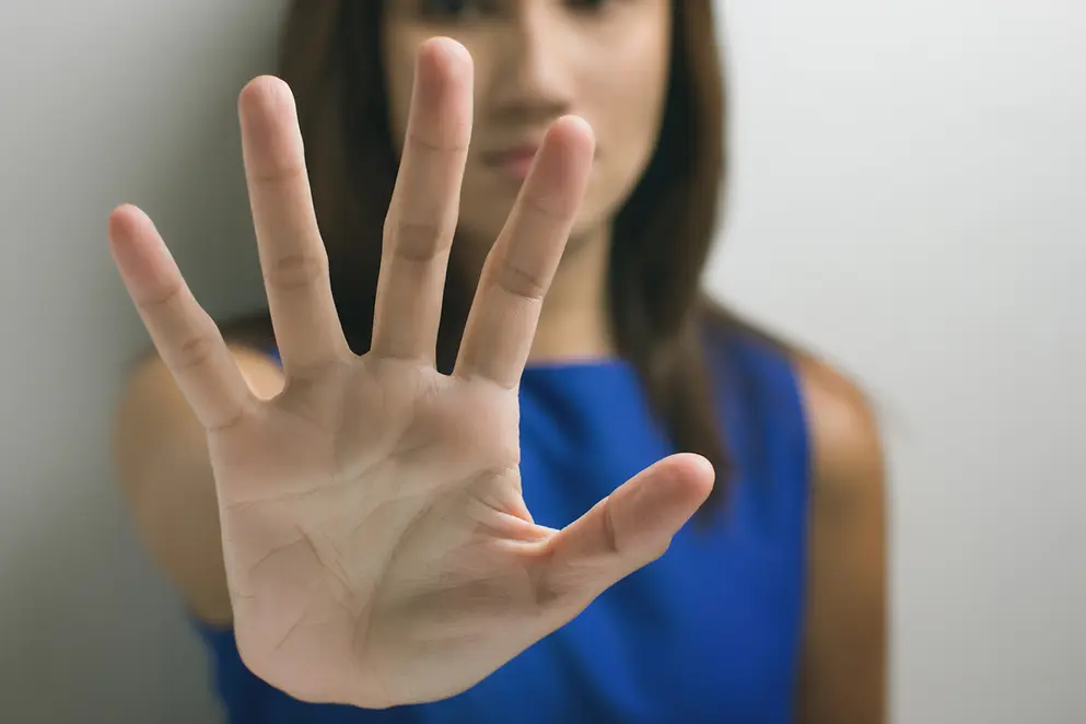 Eine Frau zeigt die Stop-Hand