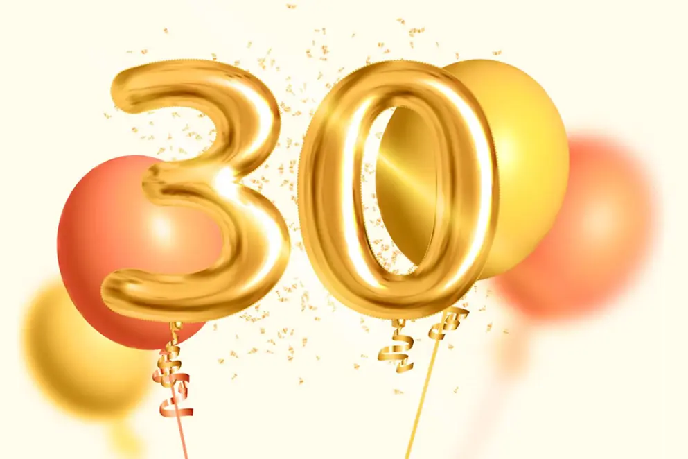Das Bild zeigt Luftballons in Form von der Zahl 30
